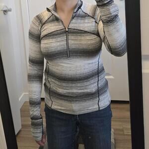 Athleta Women's Black and White Shirt